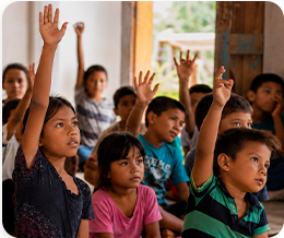 Niños levantando la mano